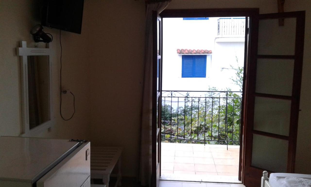 בית הארחה Aivaliotis House *